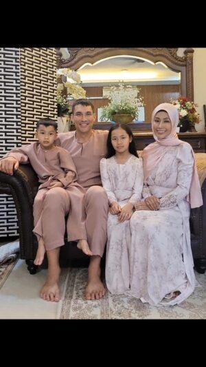 Lana Nodin Instagram - MMDG&W ❤️ Selamat Hari Raya Aidilfitri, Maaf Zahir dan Batin Dr kami sekeluarga Lana Nodin Mckienzie 💋 😘 thank you @qiszar for this year baju raya 💖 😊 #mckienzieclan #qiszarbajurayq #aidilfitri2025