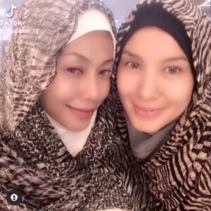 Lana Nodin Instagram - MMDG&W❤ thank you sisterku @lisdawati15 dan atuk @theonlyfauzinawawi for this video dan ingatanmu padaku 😘😘😘
Selamat Harijadi Sahabat ❤️
6 Dec.. #sagittarius
@lananodinmckienzie
Kita tak selalu jumpa tapi KITA ADA
Tak selalu bercerita tapi ADA RAHSIA
Iya luaran tak cerminan dalaman tapi insyaallah pelan2 kayuh ye sahabat sementara masih ada WAKTU... 😊
Doaku sentiasa ada walaupun kita jauh
Semoga U sentiasa bahagia dunia dan akhirat
#doaygbaikbaiksaja
#sayangkeranaallah
Reposted from @lisdawati15