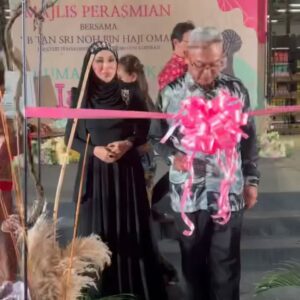 Lana Nodin Instagram - MMDG&W❤ Alhamdullilah, dengan rasa rendah diri akhirnya @lanabakeryland
telah pun di rasmikan oleh YB TAN SRI NOH OMAR @mynohomar , Menteri Keusahawan dan Koperasi Malaysia.pada 29hb mei 2022 dan terima kasih jiga kepada Pn Seri @syazara_aisha
dan rakan2 artis @jannanick
ritrud727 @lisdawati @lansolo_official @chezam @zarazya @mawar_karim @annengasri_official @aishahilias @ridzokumura @hanimfarizaabubakar @centcent_khaleeda dan rakan2 serta pihak @smecorpmalaysia @smebank_malaysia sudi datang bagi meraikan pembukaan @lanabakeryland ....terima.kasih atas support anda semua insyallah jika ada rezeki more cawangan to come aminnnnn 🙏🙏🙏 dan kepada bakers2 jemput datang ke kedai sy yg berada di Lot 14, Jalan Teknologi, Kota Damansara, insyallah kami akan cuba beri perkhidmatan yg baik dan harga yg berpatutan. INSYALLAH 😇🥰🙏 #bumiowned #lanabakeryland #anakmelayu #100%bumi #muslimowned