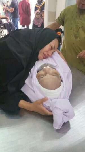 Lana Nodin Instagram - إِنَّا لِلَّٰهِ وَإِنَّا إِلَيْهِ رَاجِعُونَ
اللَّهُمَّ اغْفِرْ لَهُ وَارْحَمْهُ وَعَافِهِ وَاعْفُ عَنْهُ
_Ya Allah, ampunilah dia, rahmatilan dia, lepaskanlah dia daripada apa-apa yang tidak disukaiMU dan maafkanlah dia_
Assalamualaikum semua sahabat ... Sy Lana Nodin memohon sahabat2 semua .. sedekahkan Al Fatihah buat Arwah Ayahanda tercinta yg telah mengadap illahi mlm tadi .
Sesiapa yg mengenali beliau , sy memohon maaf bagi pihak ayahanda jika ada salah silap. Semoga Arwah ditempatkan dikalangan org2 beriman ..
Terima Kasih dan wassalam 🙏🙏🙏