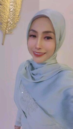 Lana Nodin Instagram - MMDG&W❤️ Kalau ku dah sampai umah member petir kita @chef_zam memang dah tak dpt pegi beraya umah org lain dah...berjanji gan @lindaonn7 sebelum raya lagi jumpa pulak pm tersohor kita @kam2u dengan citer 200km/hour dia last2 umah dia ke laut ku x pegi...sorry Linda nampak Gaya ko je dtg ke umah ku ❤️ 😍 Selamat Hari Raya Dato Zamzani a.k.a prof petir 2024 😃🤣 #Aidilfitri2024 #istiqomah