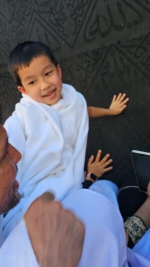 Lana Nodin Instagram - MMDG&W ❤️ Alhamdullilah Gia & Billy was so happy finally can touch Kaaba and we are so so blessed to be here.. Alhamdullilah Allah swt #syukur #umrah2024 #mekah #roadtojannah #insyallah #istiqomah #anaksolehsolehah