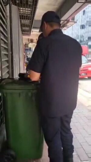 Lana Nodin Instagram - MMDG&W❤️ tghari tadi aku pegi bank utk bank in duit cash yg banyak dan aku sorang2,kawasan maybank melawati ni memang sangat2 susah utk parking. .dan aku punya cash banyak utk di bank in dan aku dah pusing dekat beberapa kali susah dapat parking jadi aku pun parking di tempat sebelah bank yg aku rasa tidak menganggu atau block mane2 jalan yg meyebabkan kesesakan dari aku kena parking jauh bawak duit cash banyak sorang2...bile aku keluar bank masa tu x saman lagi..dan aku explain everything why aku park situ dan gan muka sombong berlagak dia kata by right 1 mins kena clamp! Ni video yg aku cakap pihak berkuasa sama ada berat sebelah atau tak menjalankan tugas dengan betul? Kalau aku parking memang meyebabkan keseksakan jalan sampai keta x boleh keluar ke atau block jalan ke aku faham.yg aku x faham tak sampai 5 mins aku park utk ke bank masukkan duit ko beriya2 jalankan tugas yg KONONNYA buat KEJA!!SOALAN AKU, APASAL KO X SAMAN ATAU CLAMP JUGAK VAN JNT KE atau org yg park sama tempat gan aku??Apa Alasan ko? Yg ada dlm keta sekalipun apa beza aku yg park kat situ yg tak sampai 5 mins ko beriya clamp??Explain kat aku?Yg duduk dalam keta ke berjam2 lagi lama dari aku yg park tak sampai 5 mins ko clamp bagai, so apa Alasan atau asbab munasabah ko sebagai ko sebagai penguat kuasa SUHKILA BINTI JOHARI?ko ingat ko pakai uniform aku perlu berbudi bicara dengan ko ke sedangkan ko jalankan tugas pun tak betul pilih kasih!!! So ko ingat aku boleh diam?? So macam ni ke pihak MPAJ jalankan tugas??Aku siap tanya apasal lory jnt kenapa ko x clamp macam ko clamp keta aku?? Ko ingat ko pakai uniform kami ni x de hak nak berbunyi ke?? Kalau nak jalankan tugas jalankan dengan betul dan adil... Ada org ke dlm tu dah lebih 10mins dia park situ? Bile aku tanya ko buat bodoh je buat2 tak dengar apa aku cakap ko memang manusia sangat2 biadap bile menjalankan tugas! No wonder ramai yg tak respect penguatkuasa cam ni!! Lagi2 ko tu perempuan apa ko pakai uniform tu ko dah cukup sombong bongkak la dengan muka cam taik ko! Ni ke cara penguatkuasa lagii2 ko tu bangsa aku! Buat malu je la...tak yah la pakai uniform kalau ko jenis pilih2 bulu..siapa ko nak saman siapa tak!!! #justice ##mpaj