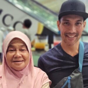Lana Nodin Instagram - MMDG&Wl❤️ dia punya excited nak tunjuk Mak Mak...agak2 apa si @david_mckienzie nak tunjuk tu...cuba komen ??? 😃😍 #inlaws #bonding #family #ramdhan2024 #iftar2024