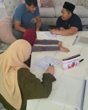 Lana Nodin Instagram - MMDG&W ❤️ Mi familia....alhamdullilah, doakan suami dan anak2 saya rajin dan selalu terbuka Hati dekat dengan-Nya serta doakan saya sendiri mendapat hidayah dan terus beristiqomah kepada'-NYA🙏 🤲 #istiqomah #tilljannah #syukur #suamimithali #anaksolehah #proudwife #proudmommy #mckienzieclan #iqra