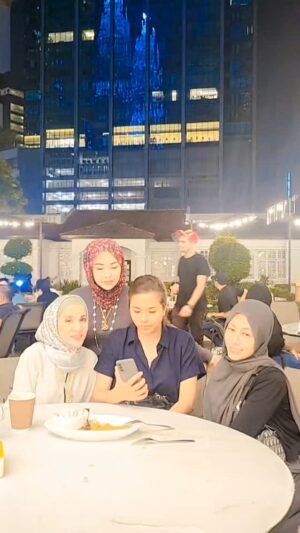 Lana Nodin Instagram - MMDG&W ❤️ When 4series Gen taking wefie.... @lindaonn7 @bettybanafee @dpu3shieraa #4series #hotmomies #foreveryoung #otaumasihberbisa