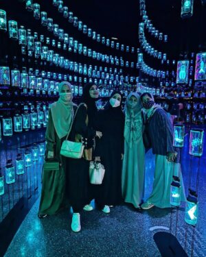 Laudya Cynthia Bella Instagram - #masyaallahtabarakallah 

Naahh kalau ini Collecting Memories sama sister @tyasluishaleia yang udah lamaaaa ga ketemu,akhirnya aku ngeberaniin diri naik pesawat untuk ke tempat barunya sekalian hunting Abaya abaya🥰
Terus Alhamdulillah ketemu Mami siren sayang 💕

Semoga Allah Subhaanahu Wa Ta'ala kasih kita Rezeki untuk bisa ketemu lagi yaaa Sisters sayang. 
Yuk kita ketemu di Jakarta Yuk😄💝