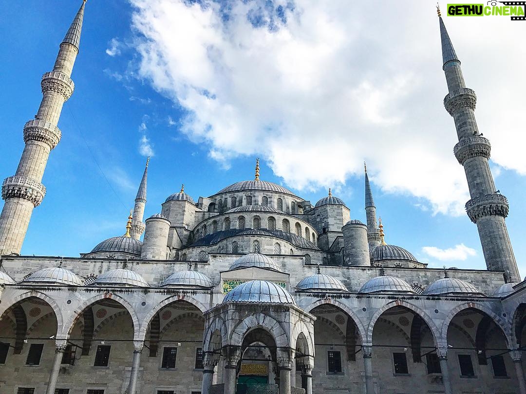 Laudya Cynthia Bella - 74.3K Likes - Blue mosque 💙