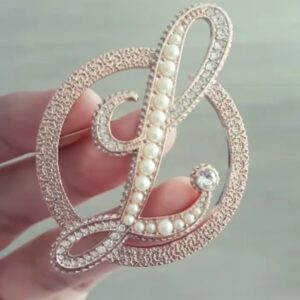 Laudya Cynthia Bella Instagram - Assalamu'alaikum L Girls.. We present to you a new thing by @lbylcb
•
•
#LBroochSwarovski terdiri dari  -190 mix of Crystals dan Mutiara Swarovski (170 adalah crystals) dimana keunggulan Crystal Swarovski adalah teknologi Superior Sparkle & Brilliance (16 facets/cut) serta Advanced Cutting Technology yang menjadikan #LBroochSwarovski akan tampak lebih mewah dan ekslusif.
•
•
Nilai plus lain dari #LBroochSwarovski adalah desain hand-crafted plating yang berwarna Rosegold, sehingga menampilkan sisi cantik dan elegan yang dipadukan dengan taburan Crystal Swarovski yang mewah dan eksklusif. •
•
So, Lgirls.. You can start ordering this #LBroochSwarovski by now. Untuk detail dan price kamu bisa menghubungi nomor kontak admin yang ada di bio Instagram kami, yaa.
•
•
Get this exclusive #LBroochSwarovski to complement your #RayyaLooks with #LbyLCB! 💎
#LCB
#loveconfidencebeauty