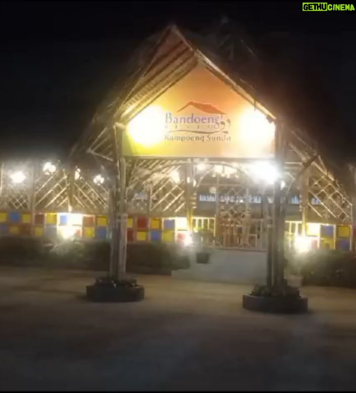 Laudya Cynthia Bella - 30K Likes - بِسْمِ اللَّهِ 
Di Bandung ada resto Sunda yang baru aja buka, makanannya enak, dan lokasinya juga ada di sekitar udara yang sejuk. MasyaAllah.

Yang lagi liburan ke bandung mampir yaa @bandoeng_resto_cisarua_lembang

Bandoeng Resto, Kampoeng Soenda
📍Jl. Kolonel Masturi No.336, Kertawangi, Kec. Cisarua, Kabupaten Bandung Barat, Jawa Barat