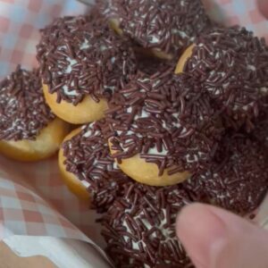 Laudya Cynthia Bella Instagram - بِسْمِ اللَّهِ 
Yang ditunggu dari mamamiel 🩷

Gluten Free Donut (Callebaut Chocolate)
Gluten Free Donut (Chocolate Sprinkles/ Meses)

@mamamiel_kitchen