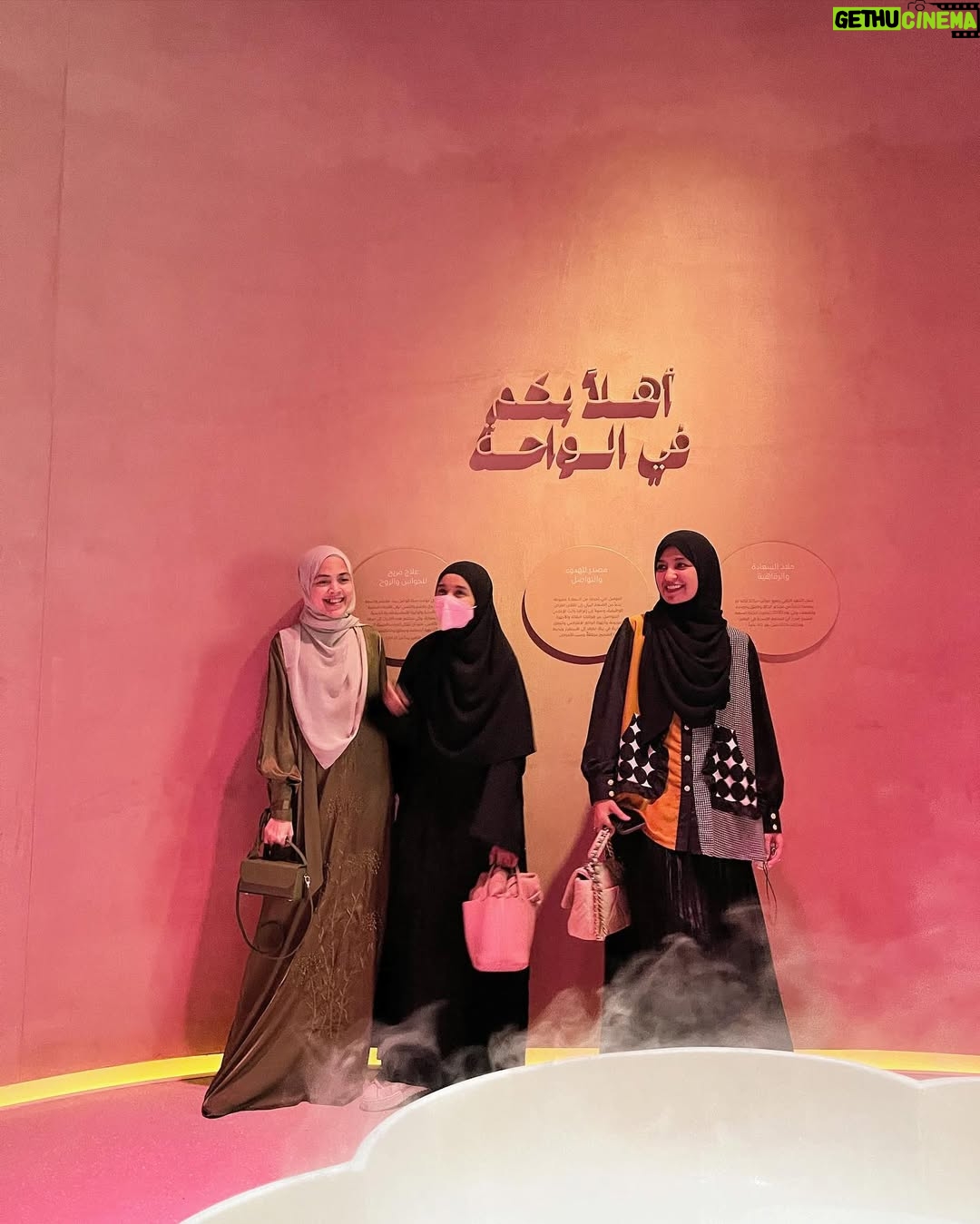 Laudya Cynthia Bella - 93K Likes - #masyaallahtabarakallah 

Naahh kalau ini Collecting Memories sama sister @tyasluishaleia yang udah lamaaaa ga ketemu,akhirnya aku ngeberaniin diri naik pesawat untuk ke tempat barunya sekalian hunting Abaya abaya🥰
Terus Alhamdulillah ketemu Mami siren sayang 💕

Semoga Allah Subhaanahu Wa Ta'ala kasih kita Rezeki untuk bisa ketemu lagi yaaa Sisters sayang. 
Yuk kita ketemu di Jakarta Yuk😄💝