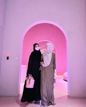 Laudya Cynthia Bella Instagram - #masyaallahtabarakallah 

Naahh kalau ini Collecting Memories sama sister @tyasluishaleia yang udah lamaaaa ga ketemu,akhirnya aku ngeberaniin diri naik pesawat untuk ke tempat barunya sekalian hunting Abaya abaya🥰
Terus Alhamdulillah ketemu Mami siren sayang 💕

Semoga Allah Subhaanahu Wa Ta'ala kasih kita Rezeki untuk bisa ketemu lagi yaaa Sisters sayang. 
Yuk kita ketemu di Jakarta Yuk😄💝