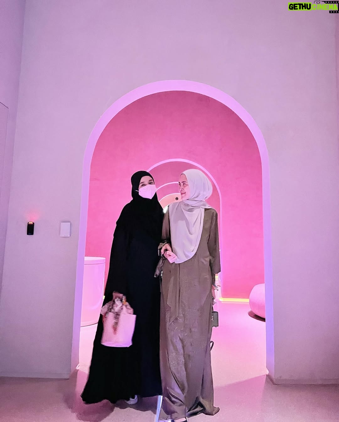 Laudya Cynthia Bella - 93K Likes - #masyaallahtabarakallah 

Naahh kalau ini Collecting Memories sama sister @tyasluishaleia yang udah lamaaaa ga ketemu,akhirnya aku ngeberaniin diri naik pesawat untuk ke tempat barunya sekalian hunting Abaya abaya🥰
Terus Alhamdulillah ketemu Mami siren sayang 💕

Semoga Allah Subhaanahu Wa Ta'ala kasih kita Rezeki untuk bisa ketemu lagi yaaa Sisters sayang. 
Yuk kita ketemu di Jakarta Yuk😄💝