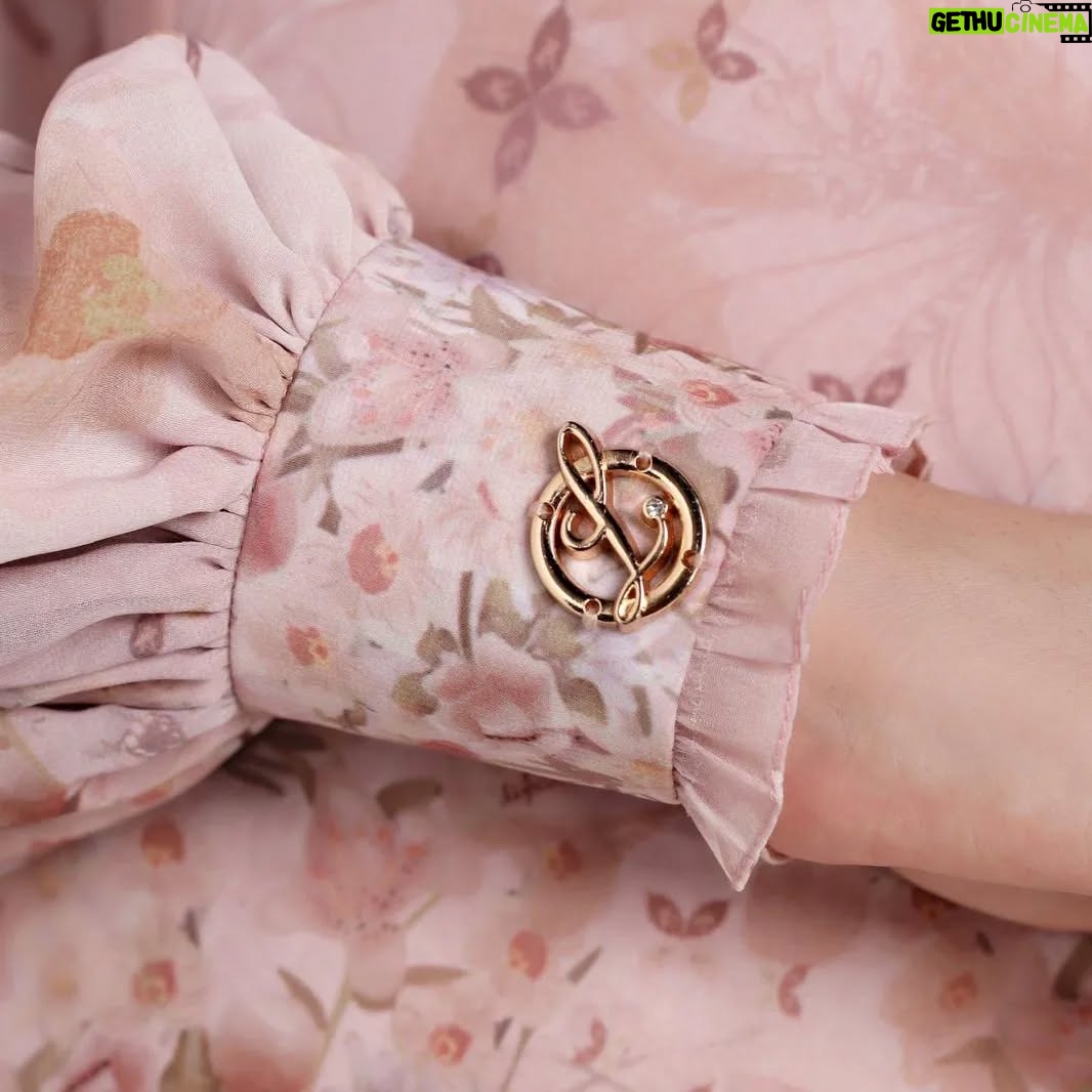 Laudya Cynthia Bella - 29.4K Likes - بِسْمِ اللَّهِ 

Alhamdulillahillazi bini’matihi tatimushalihat..

Koleksi Amour Series telah hadir!

Koleksi L mencakup hijab, shirt, skirt, long shirt, dress, prayer set, serta aksesoris seperti brooch dan tas. Semua dirancang dengan motif dan bahan yang indah, karena L selalu mengedepankan kenyamanan dan kualitas, InsyaAllah.

Temen-temen bisa langsung cek instagram @lbylcb dan klik link di bionya untuk order. 
Happy Shopping 💕