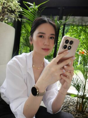 Laura Basuki Instagram - It's time to shine with Xiaomi's all-new Gold Collection wearables, paired beautifully with my #Xiaomi15T! Love how they complement my looks and make me feel more elegant and confident in my everyday style.