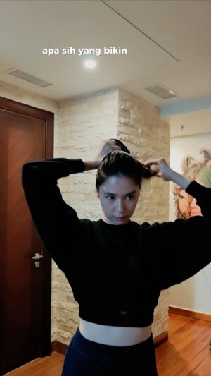 Laura Basuki Instagram - Semakin bertambah usia aku harus rajin olahraga untuk menjaga kesehatan tubuh dan salah satunya karna perubahan hormon, rambut juga jadi mudah rontok, tapi aku gak khawatir karena aku selalu pakai Dove Hair Tonic untuk mencegah rambut rontok... #DoveHairTonic @dove.indonesia