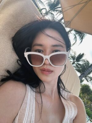 Laura Basuki Instagram - 🕶️