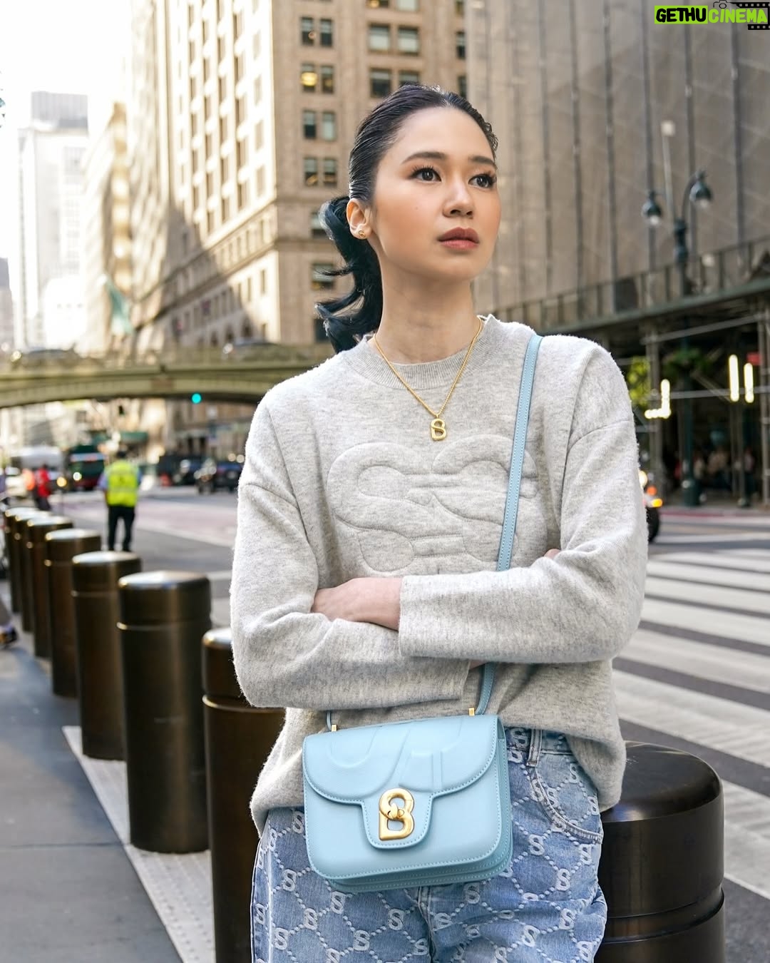 Laura Basuki - 32.4K Likes - They call her “Alba” @buttonscarves 🩶