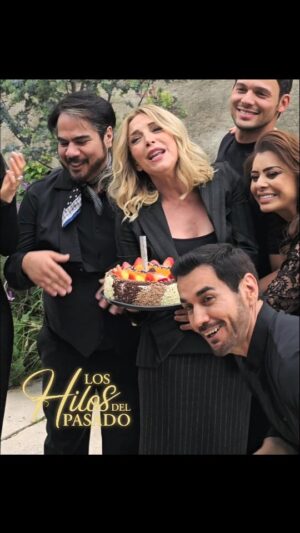 Laura Flores Instagram - Gracias gracias a todos mis compañeros de @loshilosdelpasadoof que me llevaron este maravilloso pastel y me cantaron las mañanitas!!! Los valoro mucho!!! ❤️ @emmanuelpalomares @yadhira_carrillo @lorenameritanooficial @barbara_lopez21 @davidzepeda1 @geniobartilotti @valeriamasinipr