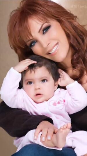 Laura Flores Instagram - Ana Sofia, mi niña de ojos grandes y expresivos, hoy cumples 17 años, me has regalado tanto niña mia! A tu lado He aprendido a entender que madre es quien cría, que el amor no está atado a una forma sino que es acorde al molde de un alma, y Dios me ha dado la Bendición de abrir mi corazón para abrazarte desde que mis ojos se cruzaron con los tuyos….
Te amo 🩷
Feliz Cumpleaños