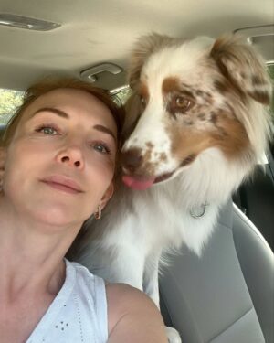Laura Flores Instagram - Sadie y Yo les deseamos un excelente domingo! 🐶