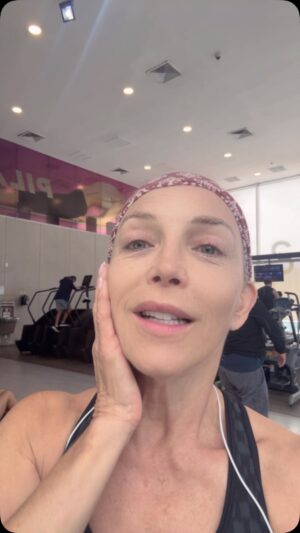 Laura Flores Instagram - A darle!!! Animo amigos y amigas, vivo un dia a la vez, reflexiono, me acerco a Dios, leo, aprendo, corrijo, es un trabajo que debemos hacer con amor y paciencia, fuera negatividad, abraza tu vida por que Dios te la regaló! #faith #love #reels
