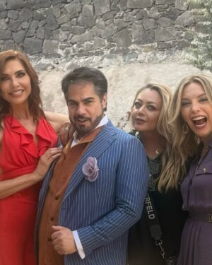 Laura Flores Instagram - Qué lindo es crear y divertirlos .
Y esto recién empieza
@laurafloresmx @geniobartilotti #Mayo #2023 @televisa @televisaunivision @elgueromex