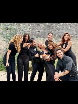 Laura Flores Instagram - Grandes amigos y grandes momentos que me llevo en mi alma, gracias a #loshilosdelpasado y sobre todo Gracias a Dios!! #fyp #novelas #parati