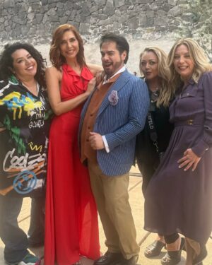 Laura Flores Instagram - Qué lindo es crear y divertirlos .
Y esto recién empieza
@laurafloresmx @geniobartilotti #Mayo #2023 @televisa @televisaunivision @elgueromex