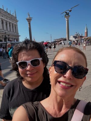 Laura Flores Instagram - Hola Venecia! Qué bella Ciudad, Qué historia la tuya! Estar aqui con mi hijo Alejandro es un regalo de Dios #momandson #foryou #fyp