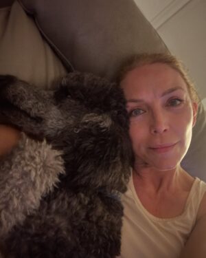 Laura Flores Instagram - Dia del Perro, tengo miles de fotos! Me siento orgullosa y honrada por ser peluquero canino certificado y por haber creado “Laura Flores Pet Care” Agradezco a cada peludito el haber cambiado mi vida, hacerme útil para servirles y cuidar de su bienestar y belleza. Decidí emprender el camino en 2018 sin imaginar cuánto iba a aprender y cuánto amor recibiría. Felicidades MIS AMORES DE 4 PATAS en especial a Jackson, Sadie Freyja y Romeo mis perrhijos! #dogday #diainternacionaldelperro #fyp #dog