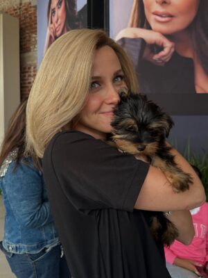 Laura Flores Instagram - hoy Romeo causó sensación en nuestra locacion de #loshilosdelpasado aqui la muestra!!!! Gracias a mis amados compañeros y amigos actores por demostrar tanto amor por mi bebé #petlovers #dog #yorkie #fyp #reels