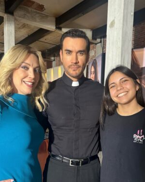 Laura Flores Instagram - Miren nada mas quien nos visita en el set! Ana Sofia mi Chiquis!!! te amo mi niña y esa sonrisota? Ah claro estás junto a @davidzepeda1