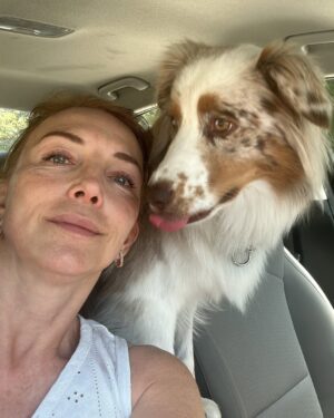 Laura Flores Instagram - Dia del Perro, tengo miles de fotos! Me siento orgullosa y honrada por ser peluquero canino certificado y por haber creado “Laura Flores Pet Care” Agradezco a cada peludito el haber cambiado mi vida, hacerme útil para servirles y cuidar de su bienestar y belleza. Decidí emprender el camino en 2018 sin imaginar cuánto iba a aprender y cuánto amor recibiría. Felicidades MIS AMORES DE 4 PATAS en especial a Jackson, Sadie Freyja y Romeo mis perrhijos! #dogday #diainternacionaldelperro #fyp #dog