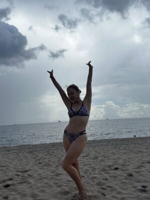 Laura Flores Instagram - El mar limpia el cuerpo y sana el alma…. Crecimiento espiritual, paz, mucho amor de mis hijos y mis mascotas, y muchos pero muchos planes personales y laborales! GRACIAS DIOS #fyp #parati #foryou