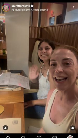 Laura Flores Instagram - Feliz por que obtuve al fin el permiso médico (despues del Covid) para hacer vida normal y salir con mis hijos, mis amores mi fuerza mi razón. Sin ustedes nada es posible! Gracias Dios por abrir mis ojos y ver lo más sagrado que me has dado MI FAMILIA! Los amo Maria Patricio Alejandro Ana Sofia #familia #mom #love #reels