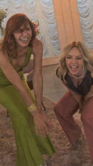 Laura Flores Instagram - Nos divertimos mucho durante las grabaciones de #LosHilosDelPasado 🎬 aqui con mi querida @lorenameritanooficial
#LauraFlores #reels #parati #fyp @loshilosdelpasadoof