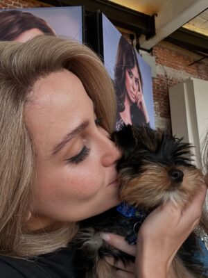 Laura Flores Instagram - hoy Romeo causó sensación en nuestra locacion de #loshilosdelpasado aqui la muestra!!!! Gracias a mis amados compañeros y amigos actores por demostrar tanto amor por mi bebé #petlovers #dog #yorkie #fyp #reels