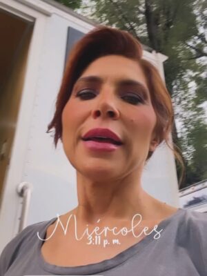 Laura Flores Instagram - Video 1,,2,3 ( deslicen 🤏🏾🤏🏾🤏🏾) Me trajeron un pastel vegano hecho con amor y con 4’ de microondas.
La genia de @laurafloresmx .
Le pediremos que deje ingredientes en comentarios, por favor.
Una delicia que ya me comí de postre hoy en grabación de @loshilosdelpasadoof .
#receta #vegana por #LauraFlorez .
GRACIAS 🙏🏼 💜💜💜