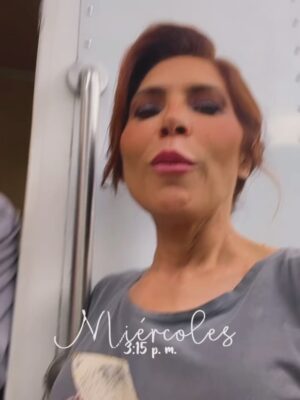 Laura Flores Instagram - Video 1,,2,3 ( deslicen 🤏🏾🤏🏾🤏🏾) Me trajeron un pastel vegano hecho con amor y con 4’ de microondas.
La genia de @laurafloresmx .
Le pediremos que deje ingredientes en comentarios, por favor.
Una delicia que ya me comí de postre hoy en grabación de @loshilosdelpasadoof .
#receta #vegana por #LauraFlorez .
GRACIAS 🙏🏼 💜💜💜