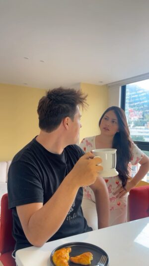 Laura Rodriguez Instagram - A ver quién se cansa primero si yo de esperar o él con el tenedor….. tú que dices mi reina? 

#humor #pareja #humorenpareja #elmatrimonioeshermoso
