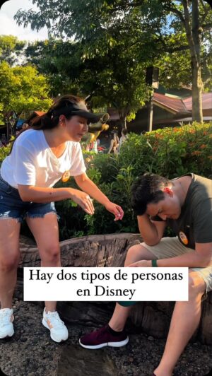 Laura Rodriguez Instagram - ¿Cual eres tú? Poniéndome problema solo porque estábamos caminando desde las 9 de la mañanas y apenas eran las 5, yo me gasto hasta el último centavo de la entrada, si no no quedo contenta 

#pareja #humor #humorenpareja