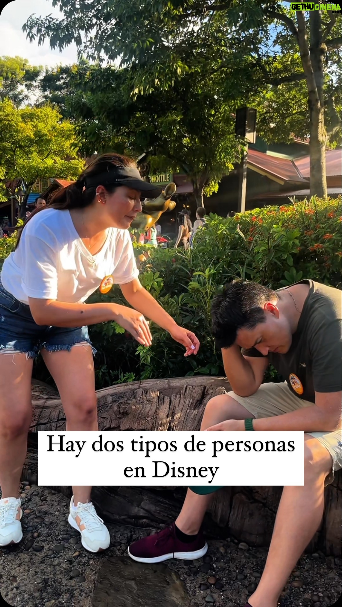 Laura Rodriguez - 42.8K Likes - ¿Cual eres tú? Poniéndome problema solo porque estábamos caminando desde las 9 de la mañanas y apenas eran las 5, yo me gasto hasta el último centavo de la entrada, si no no quedo contenta 

#pareja #humor #humorenpareja