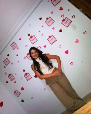 Laura Rodriguez Instagram - Cada año este muro me sirve de cuaderno, para recordar lo que siento cada que pasa un año de mi vida. Cumplir años me pone sentimental, me encanta, soy feliz, me gusta leer mensajes tan lindos, porque vivimos en tanto afán que pocas veces nos detenemos a reconocernos las virtudes, lo bueno , lo bonito, el camino recorrido, los esfuerzos hechos para estar donde hemos llegado. Quiero contarles que este cumpleaños ha sido para mí el de la PLENITUD, no puedo describirlo con otras palabras. Dios, después de varios años de muchos retos, quiso que este fuera el de la cosecha. Quiero contarte que “estoy caminando mi rezo” en cada velita que apagué, no pedí, dije Gracias. Porque hoy estoy cumpliendo esos sueños que pedí apagando velitas años anteriores, estoy viviendo los sueños por los que un día recé con mi alma y solo tengo gratitud en mi corazón ♥️ 

Valoro cada palabra que me dijeron y la guardo como un tesoro para recordarme que soy valiente, que he soñado en grande y he trabajado por cumplir esos sueños, que tengo la mejor familia del mundo, que soy feliz con mi hogar y con el hombre que me acompaña cada día a soñar, que hoy me levanto convencida que cada cosa que nos pasa tiene un propósito en nuestra vida y hay un tiempo para todo. Hay tiempo para nacer y tiempo para morir; tiempo para plantar y tiempo para cosechar; tiempo para sanar; tiempo para destruir y tiempo para construir; tiempo para llorar y tiempo para reír. 

Estoy en mi mejor tiempo! GRACIAS 

#pareja #humor #vida