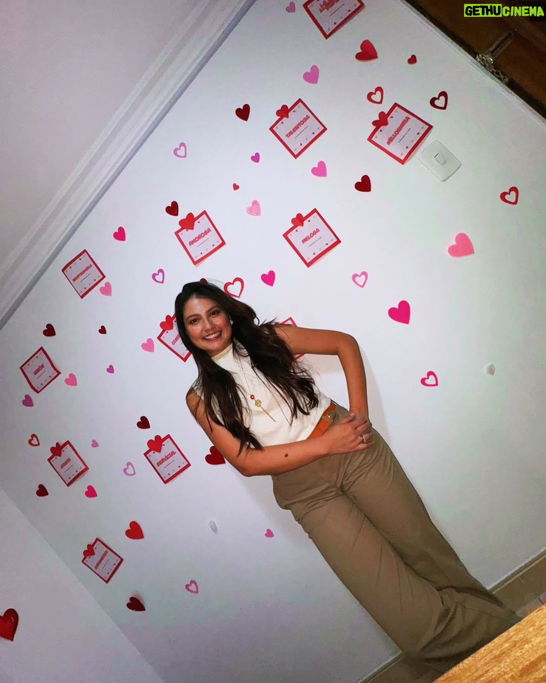 Laura Rodriguez - 23.4K Likes - Cada año este muro me sirve de cuaderno, para recordar lo que siento cada que pasa un año de mi vida. Cumplir años me pone sentimental, me encanta, soy feliz, me gusta leer mensajes tan lindos, porque vivimos en tanto afán que pocas veces nos detenemos a reconocernos las virtudes, lo bueno , lo bonito, el camino recorrido, los esfuerzos hechos para estar donde hemos llegado. Quiero contarles que este cumpleaños ha sido para mí el de la PLENITUD, no puedo describirlo con otras palabras. Dios, después de varios años de muchos retos, quiso que este fuera el de la cosecha. Quiero contarte que “estoy caminando mi rezo” en cada velita que apagué, no pedí, dije Gracias. Porque hoy estoy cumpliendo esos sueños que pedí apagando velitas años anteriores, estoy viviendo los sueños por los que un día recé con mi alma y solo tengo gratitud en mi corazón ♥️ 

Valoro cada palabra que me dijeron y la guardo como un tesoro para recordarme que soy valiente, que he soñado en grande y he trabajado por cumplir esos sueños, que tengo la mejor familia del mundo, que soy feliz con mi hogar y con el hombre que me acompaña cada día a soñar, que hoy me levanto convencida que cada cosa que nos pasa tiene un propósito en nuestra vida y hay un tiempo para todo. Hay tiempo para nacer y tiempo para morir; tiempo para plantar y tiempo para cosechar; tiempo para sanar; tiempo para destruir y tiempo para construir; tiempo para llorar y tiempo para reír. 

Estoy en mi mejor tiempo! GRACIAS 

#pareja #humor #vida