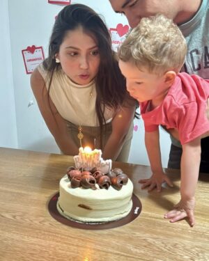 Laura Rodriguez Instagram - Cada año este muro me sirve de cuaderno, para recordar lo que siento cada que pasa un año de mi vida. Cumplir años me pone sentimental, me encanta, soy feliz, me gusta leer mensajes tan lindos, porque vivimos en tanto afán que pocas veces nos detenemos a reconocernos las virtudes, lo bueno , lo bonito, el camino recorrido, los esfuerzos hechos para estar donde hemos llegado. Quiero contarles que este cumpleaños ha sido para mí el de la PLENITUD, no puedo describirlo con otras palabras. Dios, después de varios años de muchos retos, quiso que este fuera el de la cosecha. Quiero contarte que “estoy caminando mi rezo” en cada velita que apagué, no pedí, dije Gracias. Porque hoy estoy cumpliendo esos sueños que pedí apagando velitas años anteriores, estoy viviendo los sueños por los que un día recé con mi alma y solo tengo gratitud en mi corazón ♥️ 

Valoro cada palabra que me dijeron y la guardo como un tesoro para recordarme que soy valiente, que he soñado en grande y he trabajado por cumplir esos sueños, que tengo la mejor familia del mundo, que soy feliz con mi hogar y con el hombre que me acompaña cada día a soñar, que hoy me levanto convencida que cada cosa que nos pasa tiene un propósito en nuestra vida y hay un tiempo para todo. Hay tiempo para nacer y tiempo para morir; tiempo para plantar y tiempo para cosechar; tiempo para sanar; tiempo para destruir y tiempo para construir; tiempo para llorar y tiempo para reír. 

Estoy en mi mejor tiempo! GRACIAS 

#pareja #humor #vida