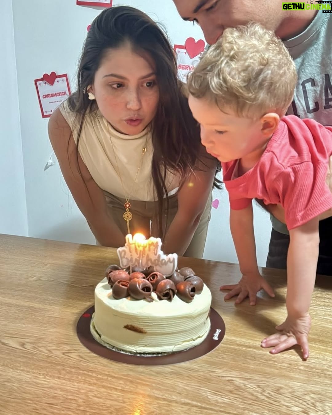 Laura Rodriguez - 23.4K Likes - Cada año este muro me sirve de cuaderno, para recordar lo que siento cada que pasa un año de mi vida. Cumplir años me pone sentimental, me encanta, soy feliz, me gusta leer mensajes tan lindos, porque vivimos en tanto afán que pocas veces nos detenemos a reconocernos las virtudes, lo bueno , lo bonito, el camino recorrido, los esfuerzos hechos para estar donde hemos llegado. Quiero contarles que este cumpleaños ha sido para mí el de la PLENITUD, no puedo describirlo con otras palabras. Dios, después de varios años de muchos retos, quiso que este fuera el de la cosecha. Quiero contarte que “estoy caminando mi rezo” en cada velita que apagué, no pedí, dije Gracias. Porque hoy estoy cumpliendo esos sueños que pedí apagando velitas años anteriores, estoy viviendo los sueños por los que un día recé con mi alma y solo tengo gratitud en mi corazón ♥️ 

Valoro cada palabra que me dijeron y la guardo como un tesoro para recordarme que soy valiente, que he soñado en grande y he trabajado por cumplir esos sueños, que tengo la mejor familia del mundo, que soy feliz con mi hogar y con el hombre que me acompaña cada día a soñar, que hoy me levanto convencida que cada cosa que nos pasa tiene un propósito en nuestra vida y hay un tiempo para todo. Hay tiempo para nacer y tiempo para morir; tiempo para plantar y tiempo para cosechar; tiempo para sanar; tiempo para destruir y tiempo para construir; tiempo para llorar y tiempo para reír. 

Estoy en mi mejor tiempo! GRACIAS 

#pareja #humor #vida