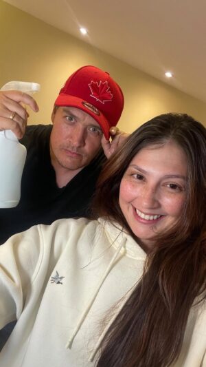 Laura Rodriguez Instagram - Qué se demora más? Recogerla o doblarla. Siguelo para más consejos matrimoniales @hectorsanchezac 

Pd: Gracias a la bellezaaaa que dio la hermosura de idea @los_salama 

#humor #pareja #humorenpareja #elmatrimonioeshermoso