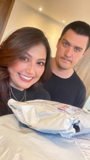 Laura Rodriguez Instagram - Team Hector o Team Laura? 

Me salió lo que dijo el horóscopo, a ti también te pasa??? Y del desorden de mi marido hablamos después, siempre deja las tarjetas por ahí regadas 🤣😅😂 

#humor #pareja #humorenpareja #elmatrimonioeshermoso